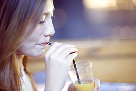 青年女人在喝果