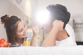 青年情侣在床上吃早餐图片