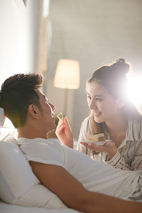 青年情侣吃蛋糕