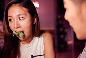 青年情侣吃晚餐