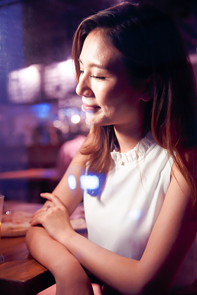 青年女人在咖啡馆