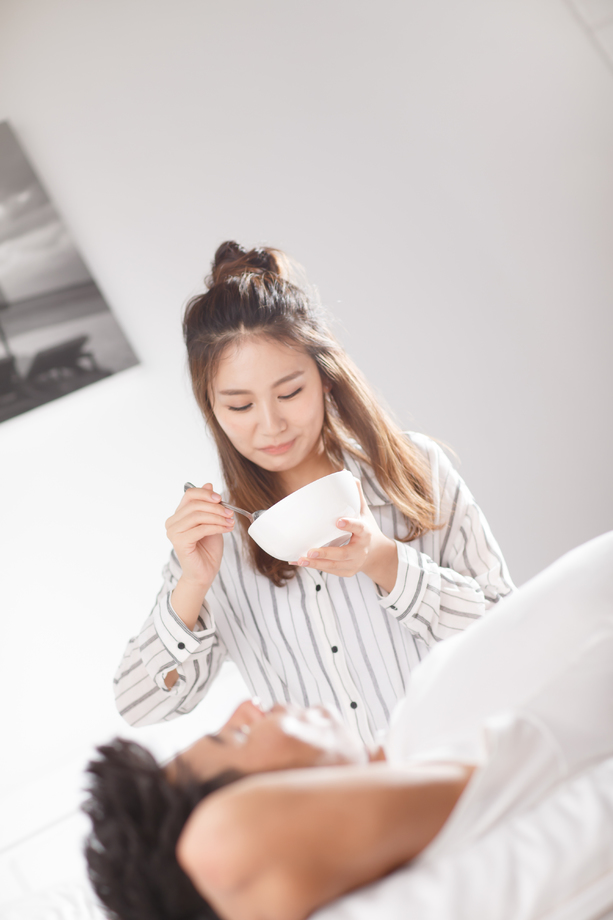 青年情侣在床上吃早餐 青年情侣在床上吃早餐