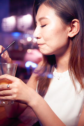 青年女人在喝果汁图片