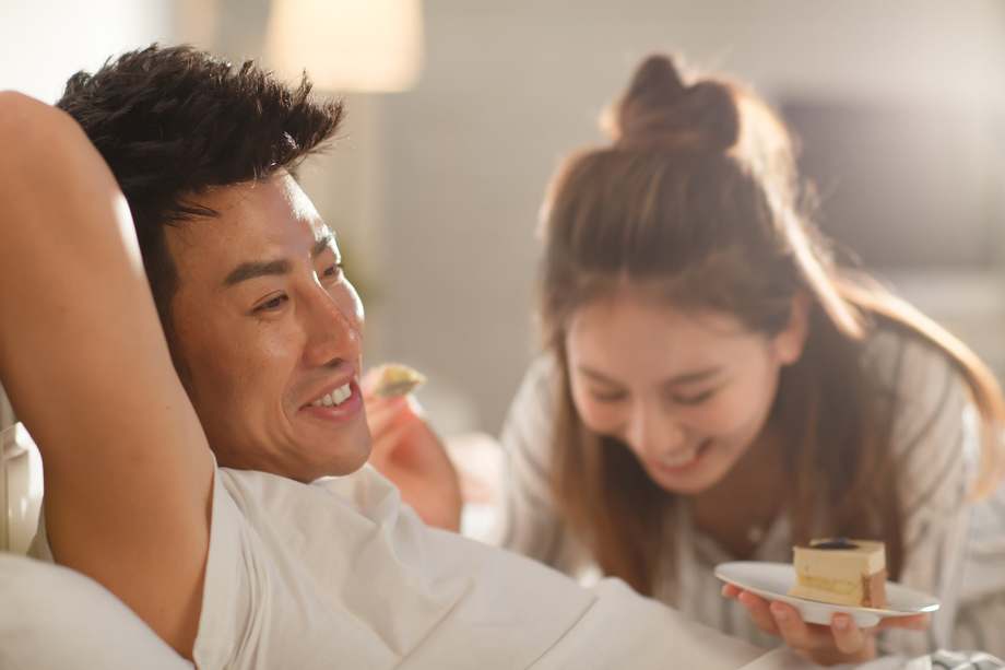 青年情侣吃蛋糕