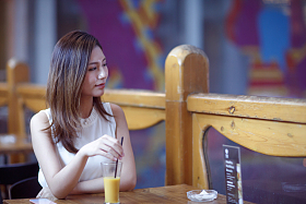 青年女人在喝果