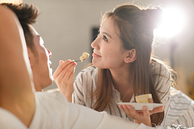 青年情侣吃蛋糕照片