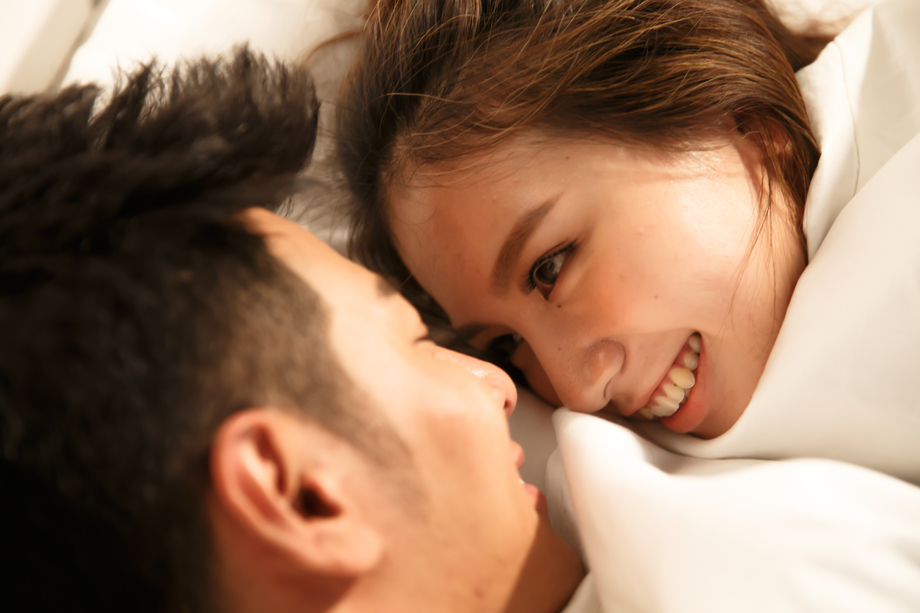 青年情侣在床上 青年情侣在床上