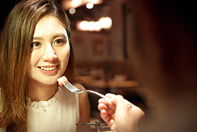 青年情侣吃晚餐图片