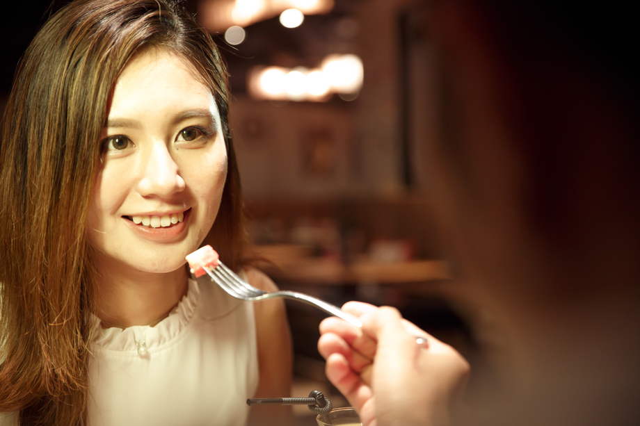 青年情侣吃晚餐图片 青年情侣吃晚餐图片