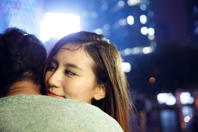 青年情侣约会图片