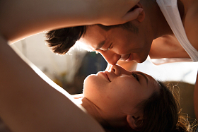 亲密的青年情侣照片