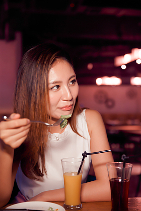 青年女人在咖啡馆