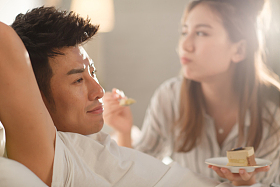 青年情侣吃蛋糕