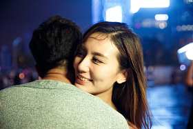 青年情侣约会图片