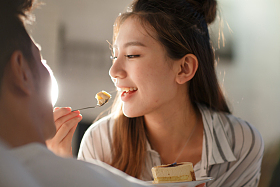 青年情侣吃蛋糕