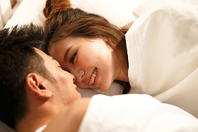 青年情侣在床上