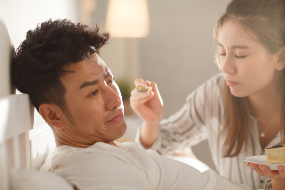 青年情侣吃蛋糕照片