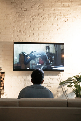 青年男人在看电视图片