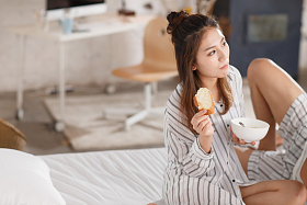 青年情侣在床上吃早餐图片