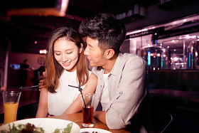 青年情侣吃晚餐照片