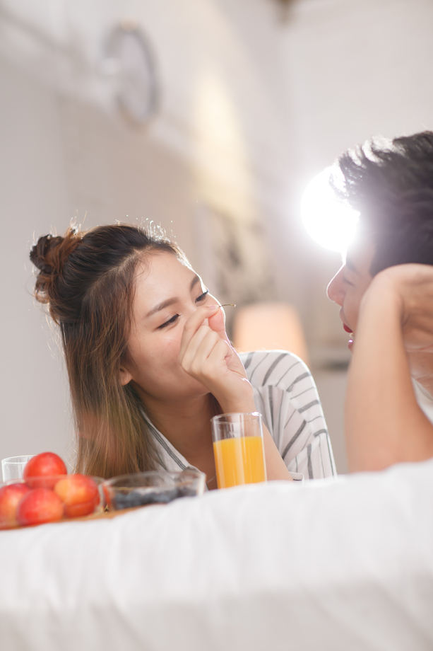 青年情侣在床上吃早餐 青年情侣在床上吃早餐