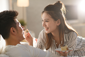 青年情侣吃蛋糕