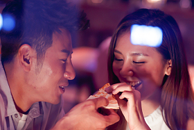 青年情侣吃晚餐图片