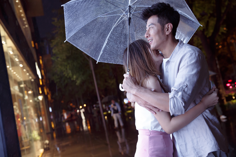 青年情侣的夜生活图片 青年情侣的夜生活图片