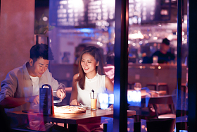 青年情侣吃晚餐照片