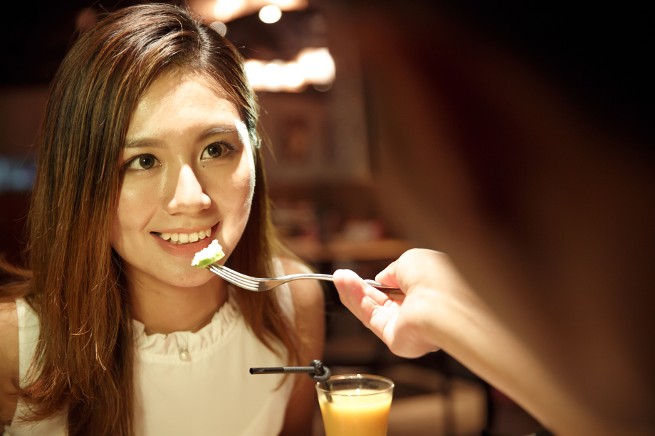 青年情侣吃晚餐