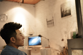 青年男人在看电视