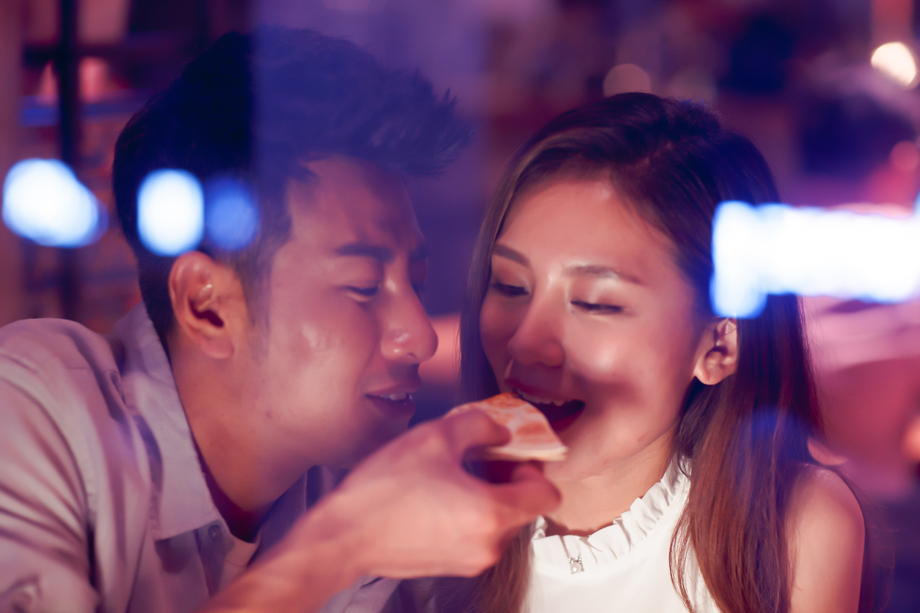 青年情侣吃晚餐照片