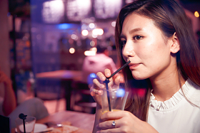 青年女人在喝果汁照片