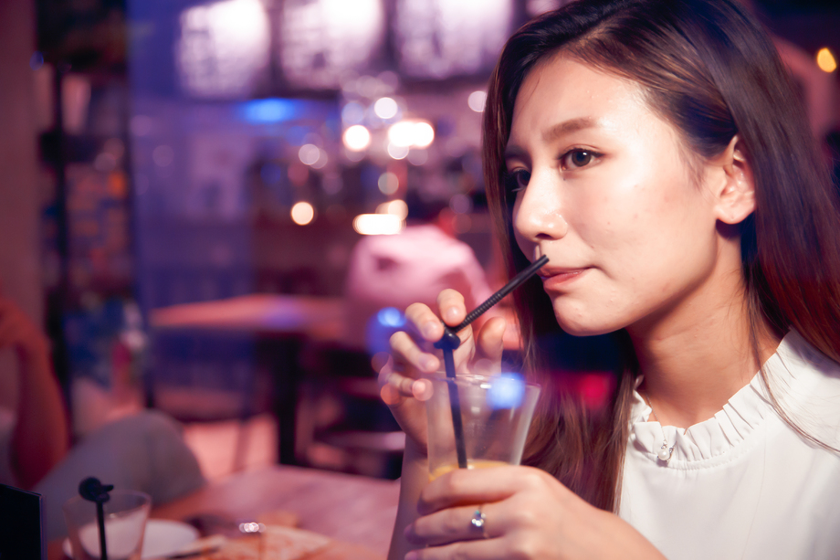 青年女人在喝果汁照片 青年女人在喝果汁照片