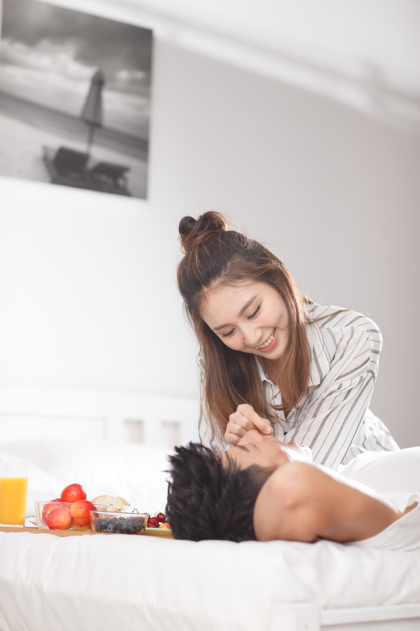青年情侣在床上吃早餐图片 青年情侣在床上吃早餐图片