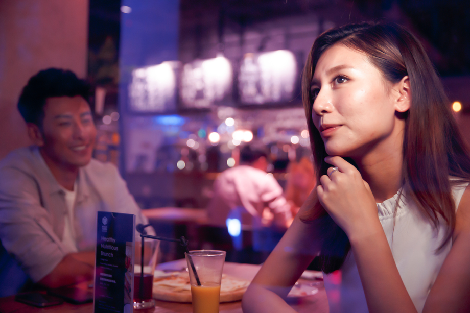 青年情侣的夜生活