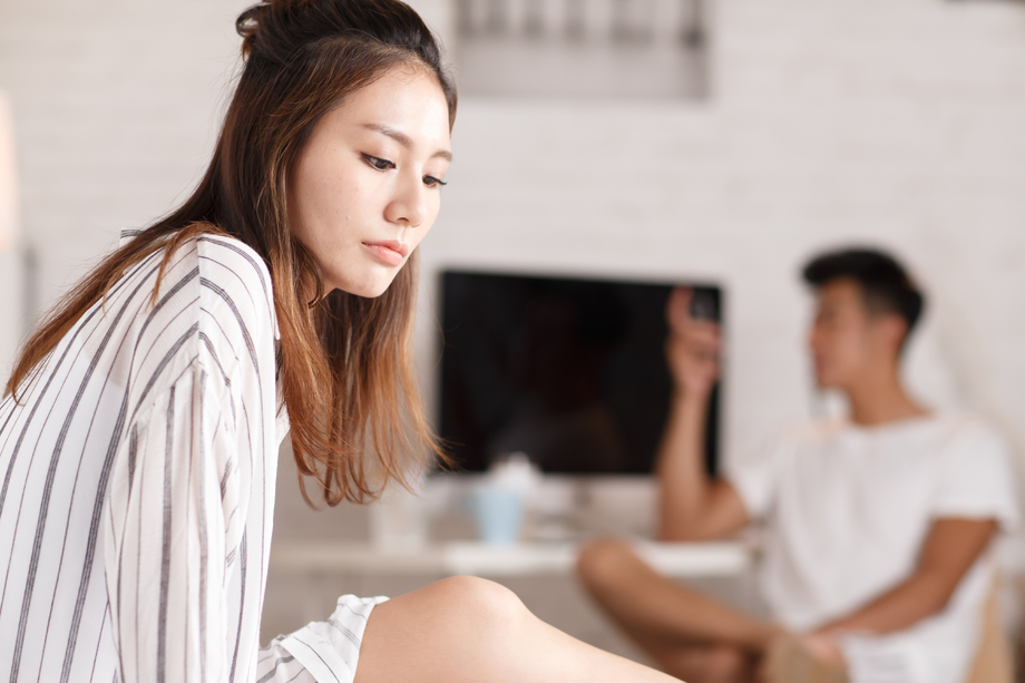 青年情侣在卧室图片