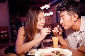 青年情侣吃晚餐照片