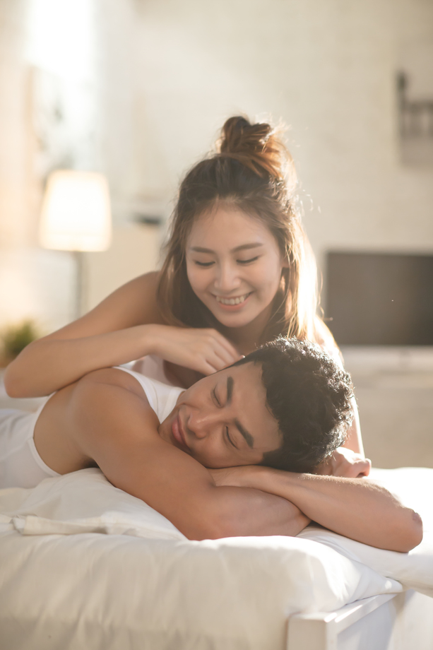 亲密的青年情侣图片 亲密的青年情侣图片