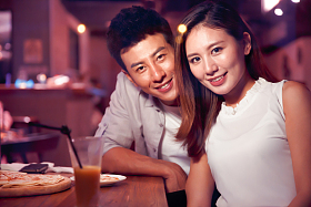 青年情侣吃晚餐