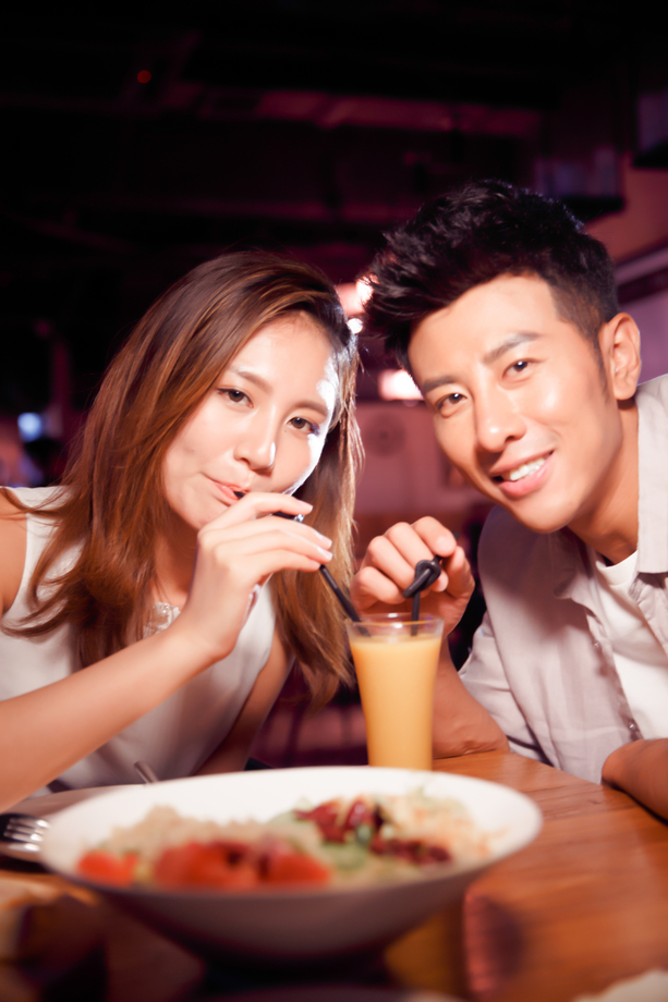 青年情侣吃晚餐照片