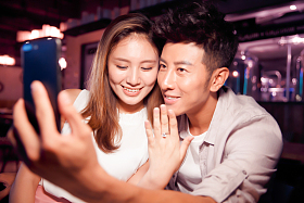 青年情侣的夜生活图片
