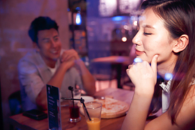 青年情侣的夜生活