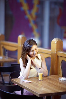 青年女人在喝果汁图片