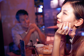 青年情侣的夜生活