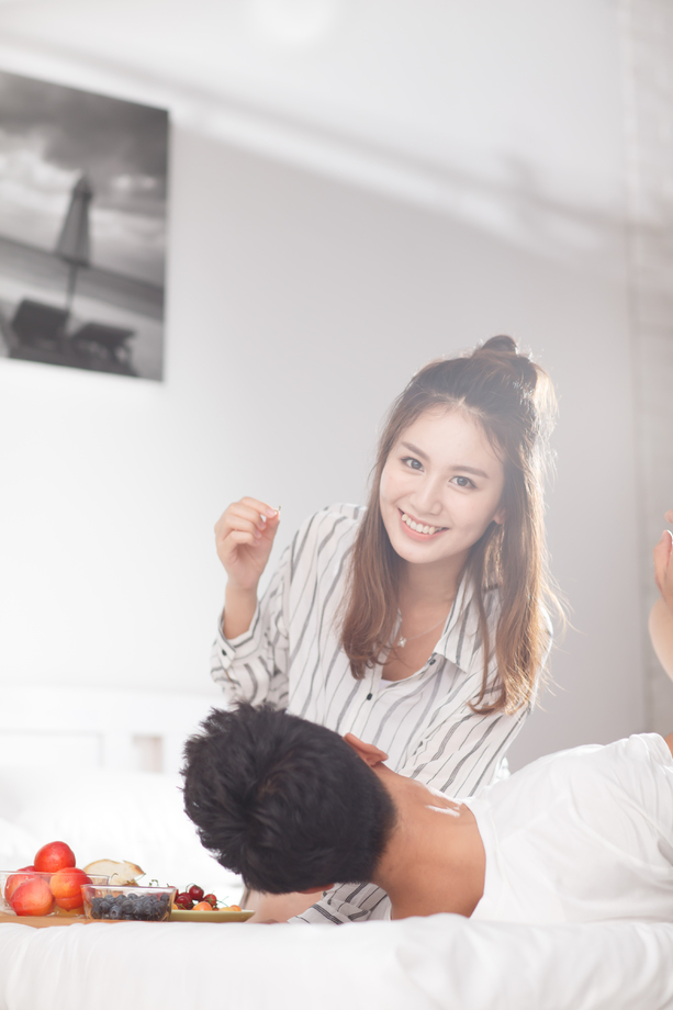 青年情侣在床上吃早餐照片 青年情侣在床上吃早餐照片