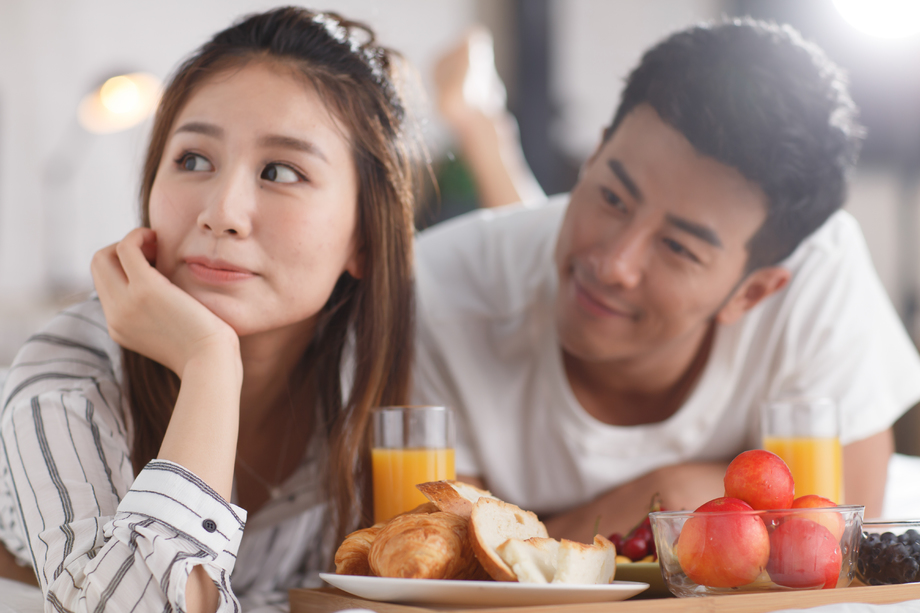 青年情侣在床上吃早餐照片 青年情侣在床上吃早餐照片