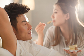 青年情侣吃蛋糕照片