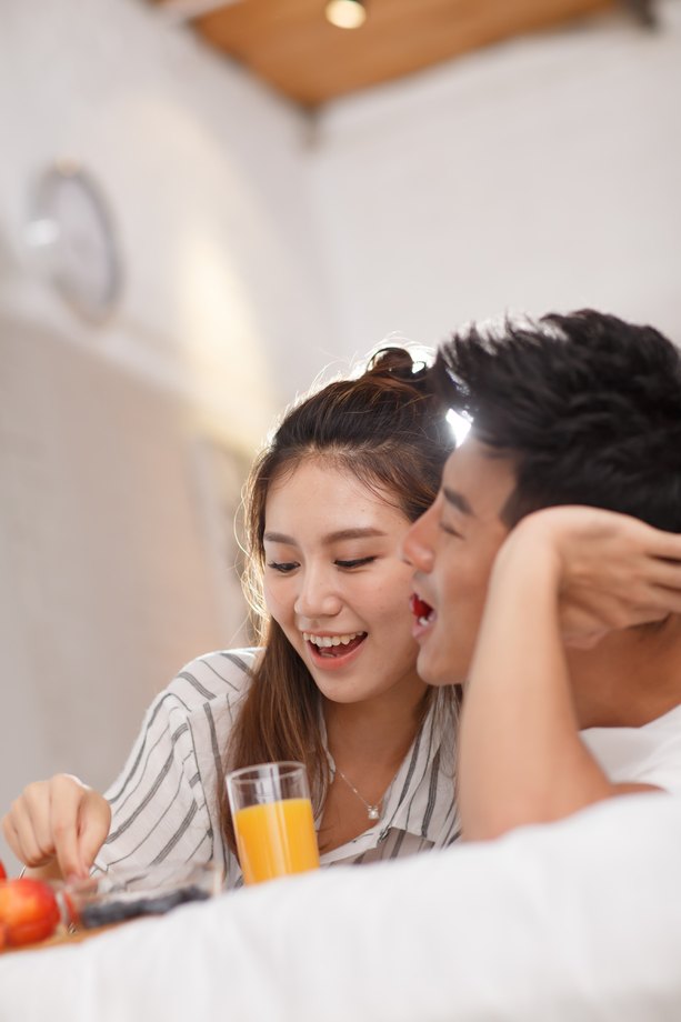 青年情侣在床上吃早餐 青年情侣在床上吃早餐
