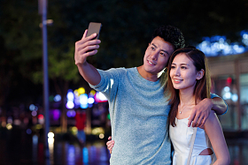 青年情侣在自拍图片